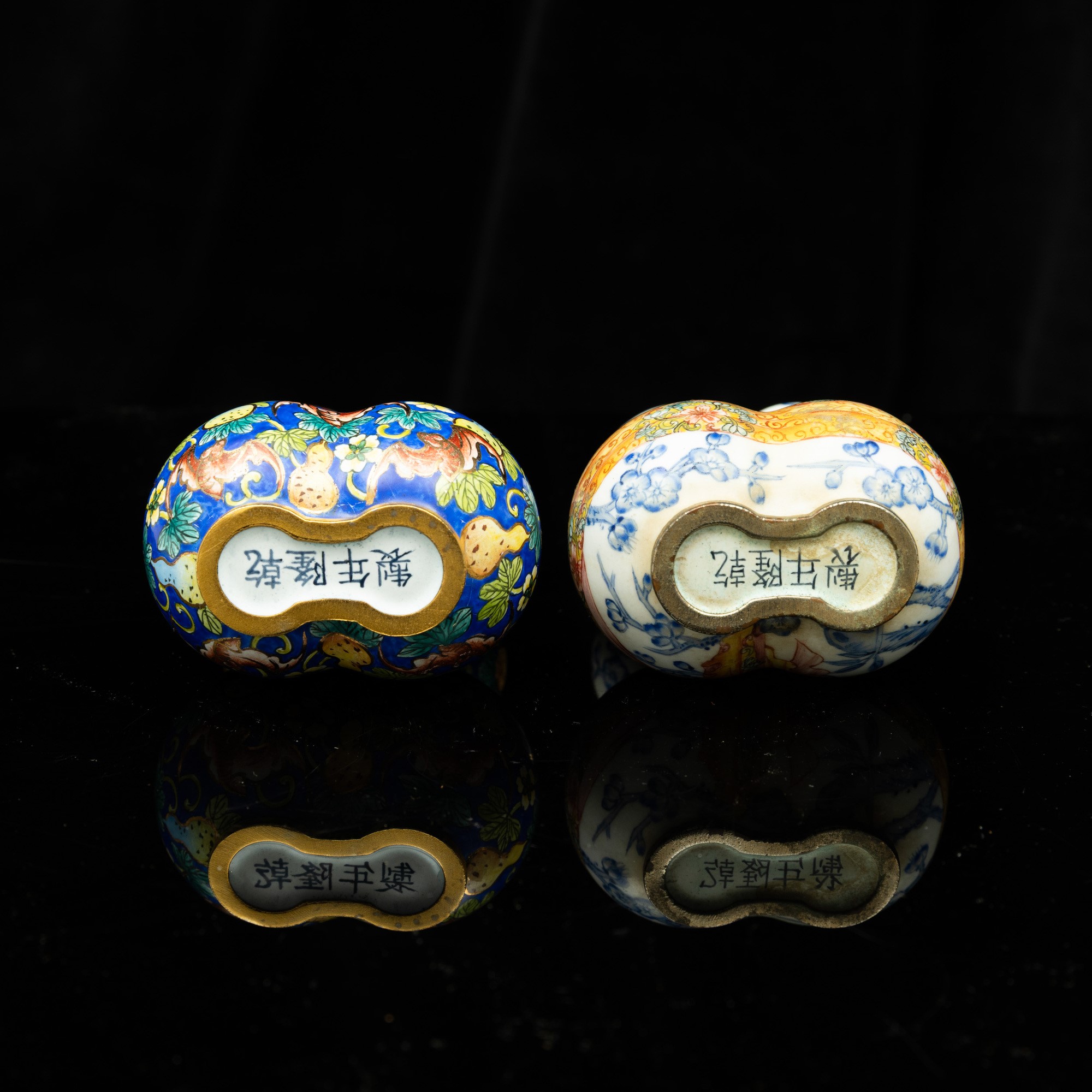 Cina, Due snuff bottle in smalto policromo cloissoné, XX secolo