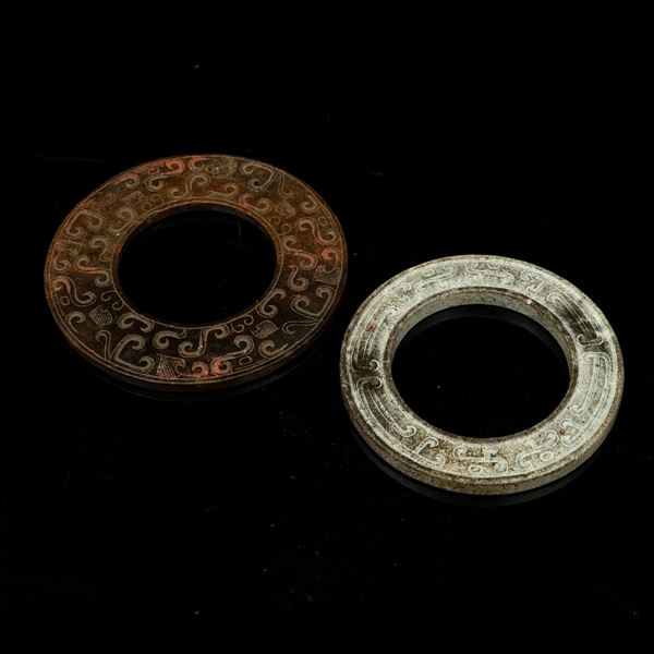 Lotto composto da due bracciale in giada stile arcaico, Cina, XX secolo