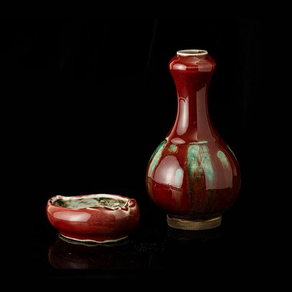 Lotto composto da sciacquapennelli e vaso in porcellana Jun-type a fondo sangue di bue, Cina, XX secolo