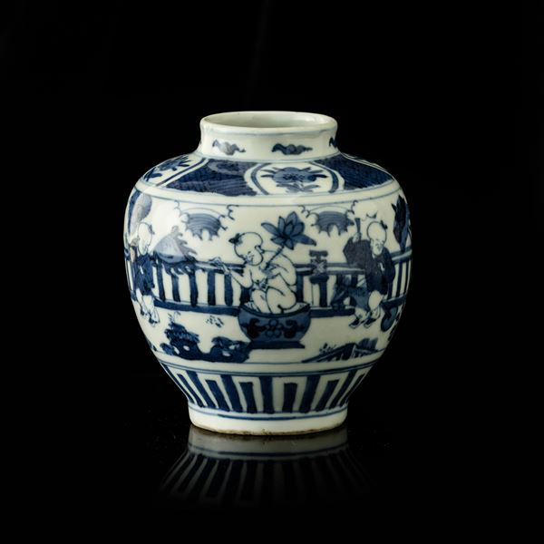 Piccola potiche in porcellana bianca e blu raffigurante bambini con decori a motivi floreali, Cina, XX secolo