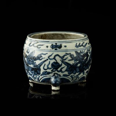 Incensiere tripode in porcellana bianca e blu, decorazione a draghi, Cina, XX secolo