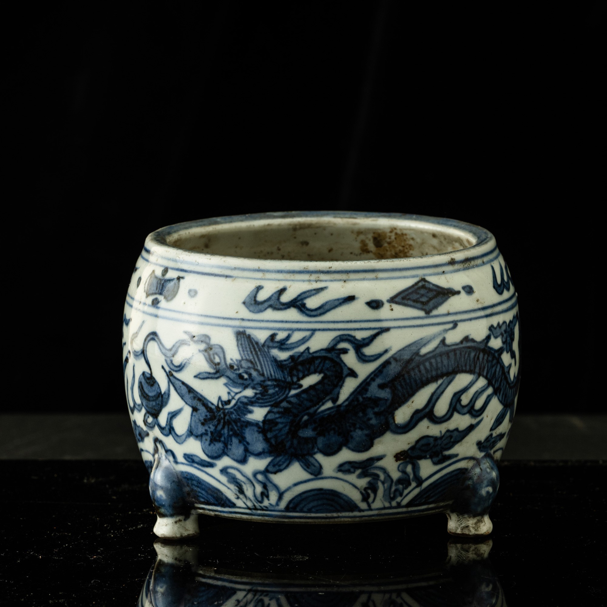Incensiere tripode in porcellana bianca e blu, decorazione a draghi, Cina, XX secolo
