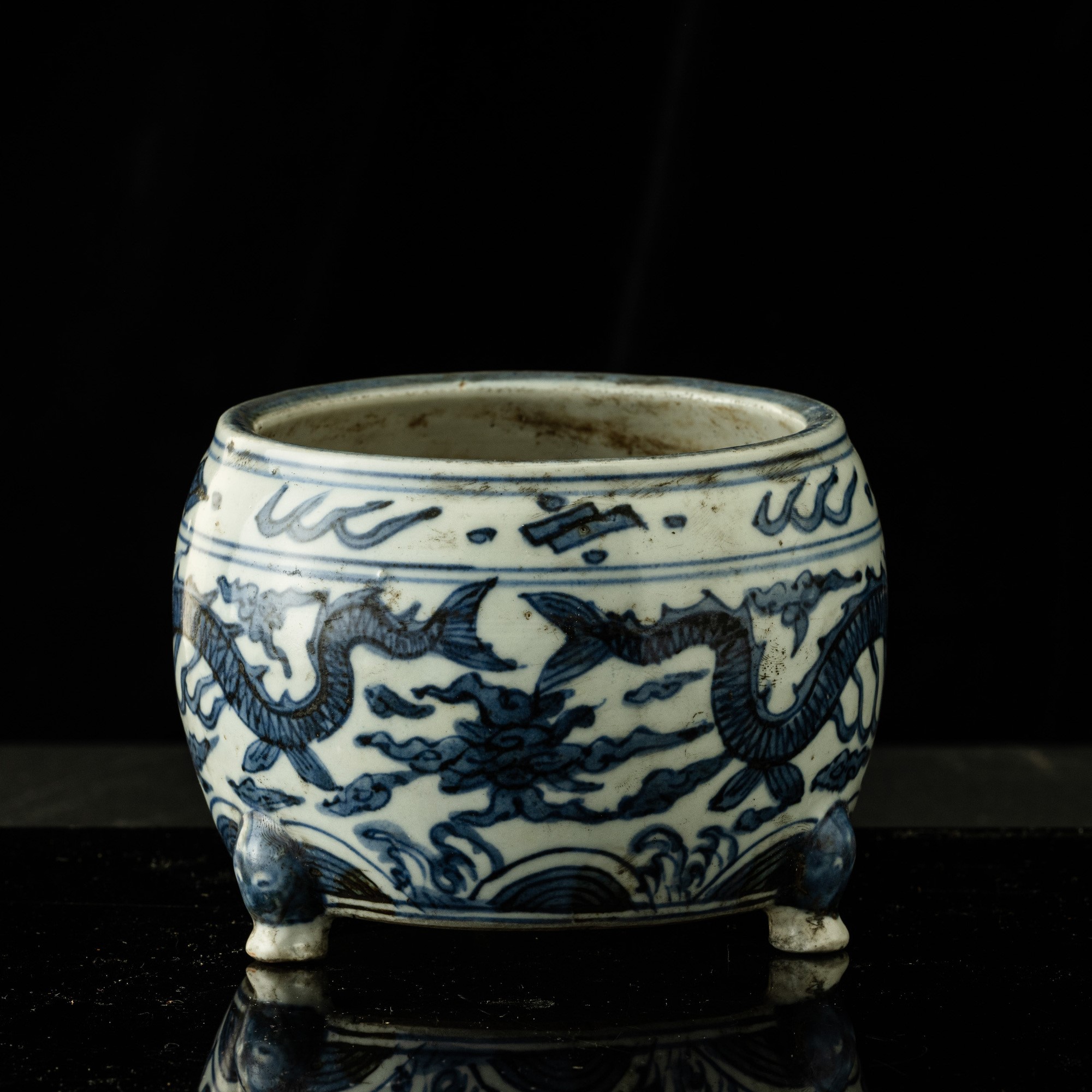 Incensiere tripode in porcellana bianca e blu, decorazione a draghi, Cina, XX secolo