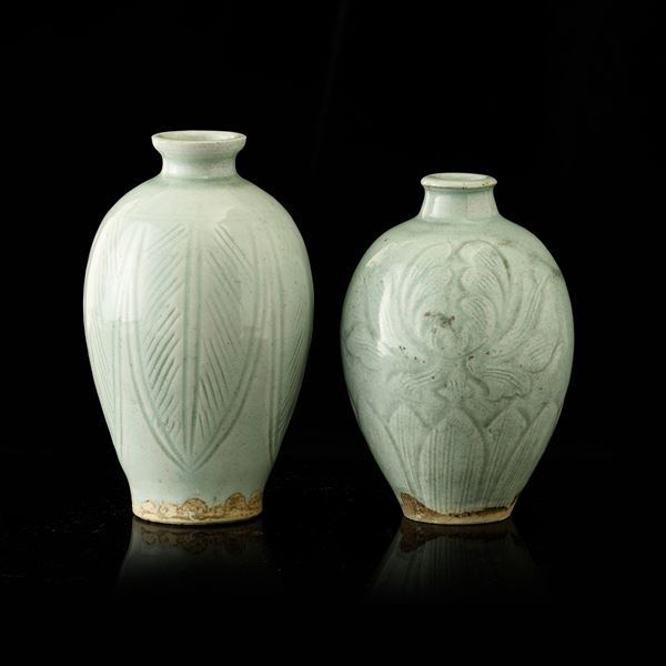 Lotto composto da due vasi in porcellana Celadon con decori incisi, Cina, XX secolo