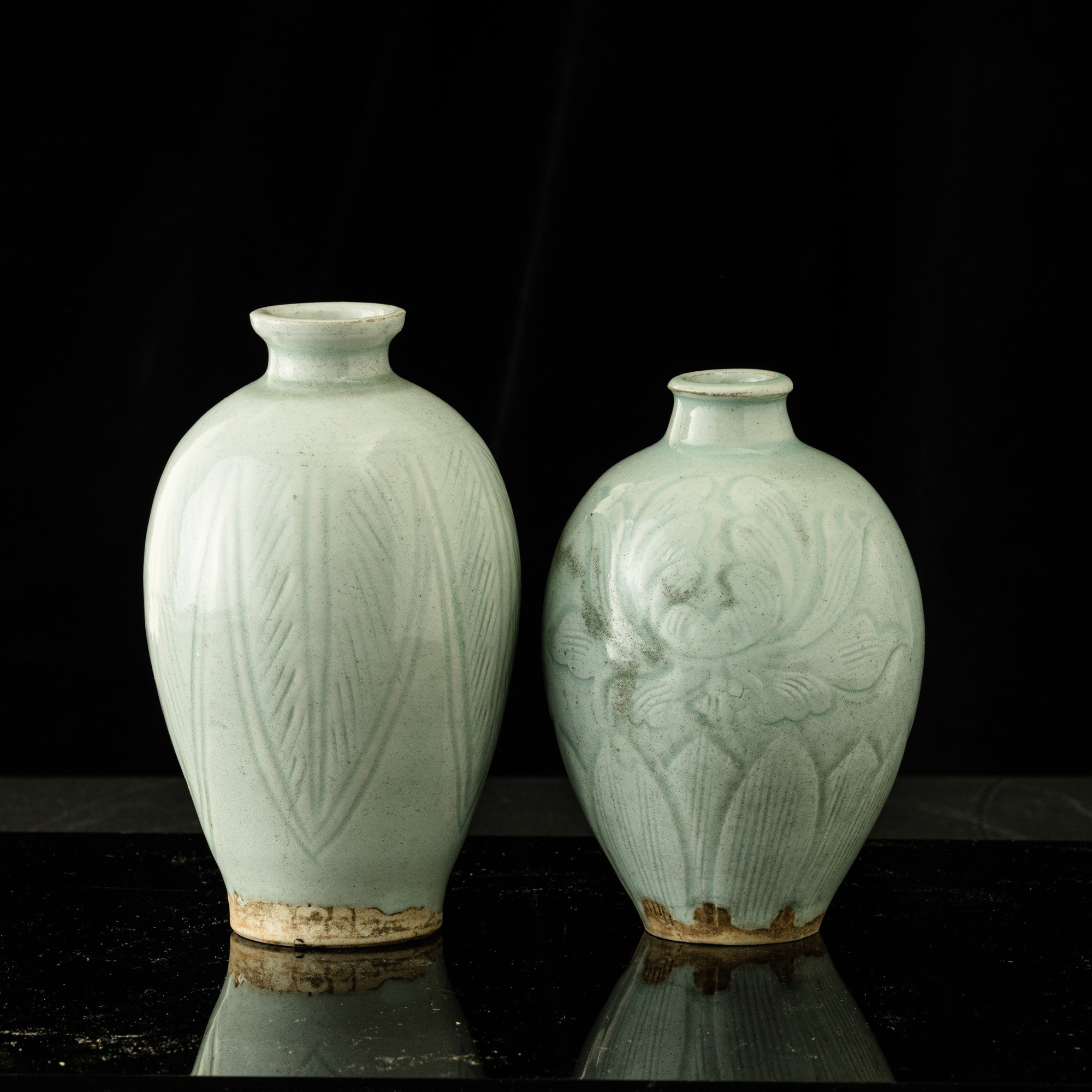 Vasi in porcellana Celadon con decorazioni incise, Cina, XX secolo