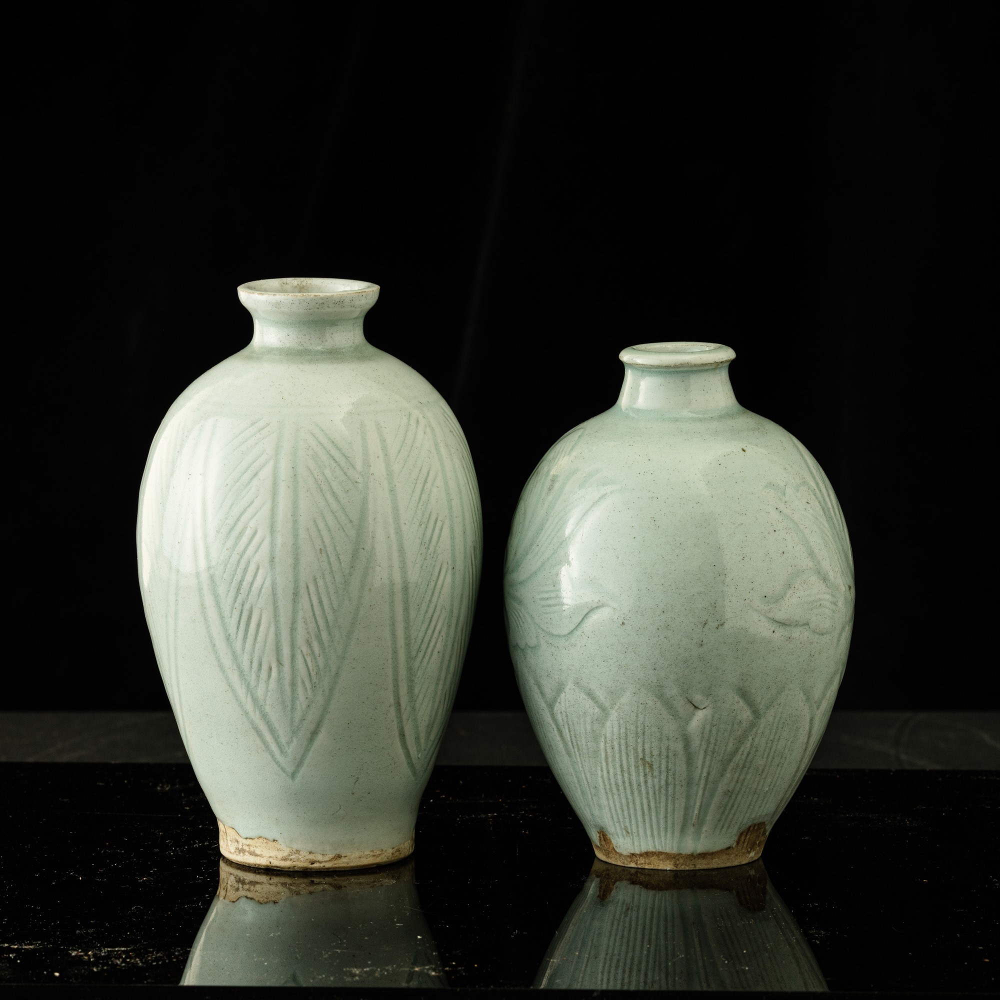 Vasi in porcellana Celadon con decorazioni incise, Cina, XX secolo