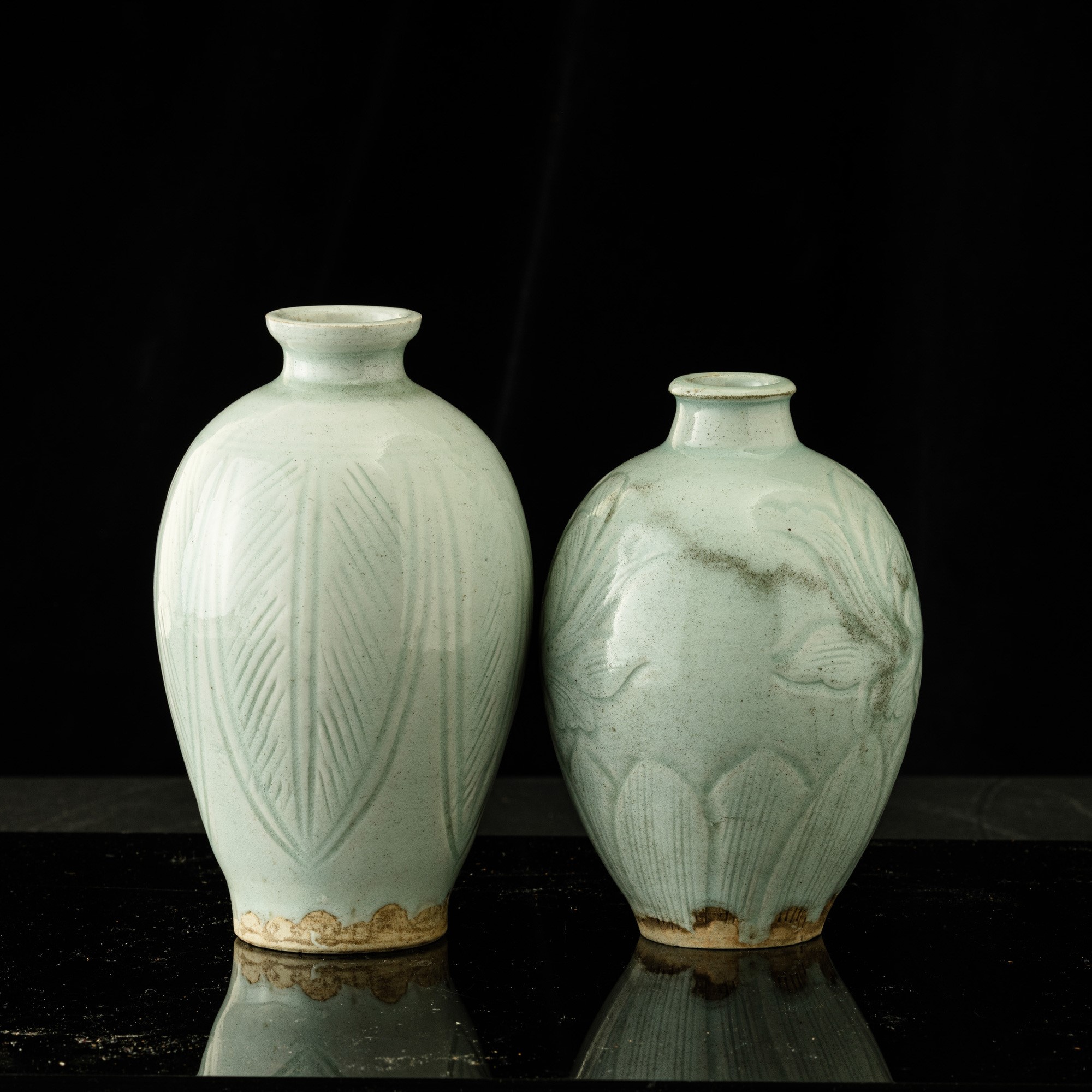 Vasi in porcellana Celadon con decorazioni incise, Cina, XX secolo