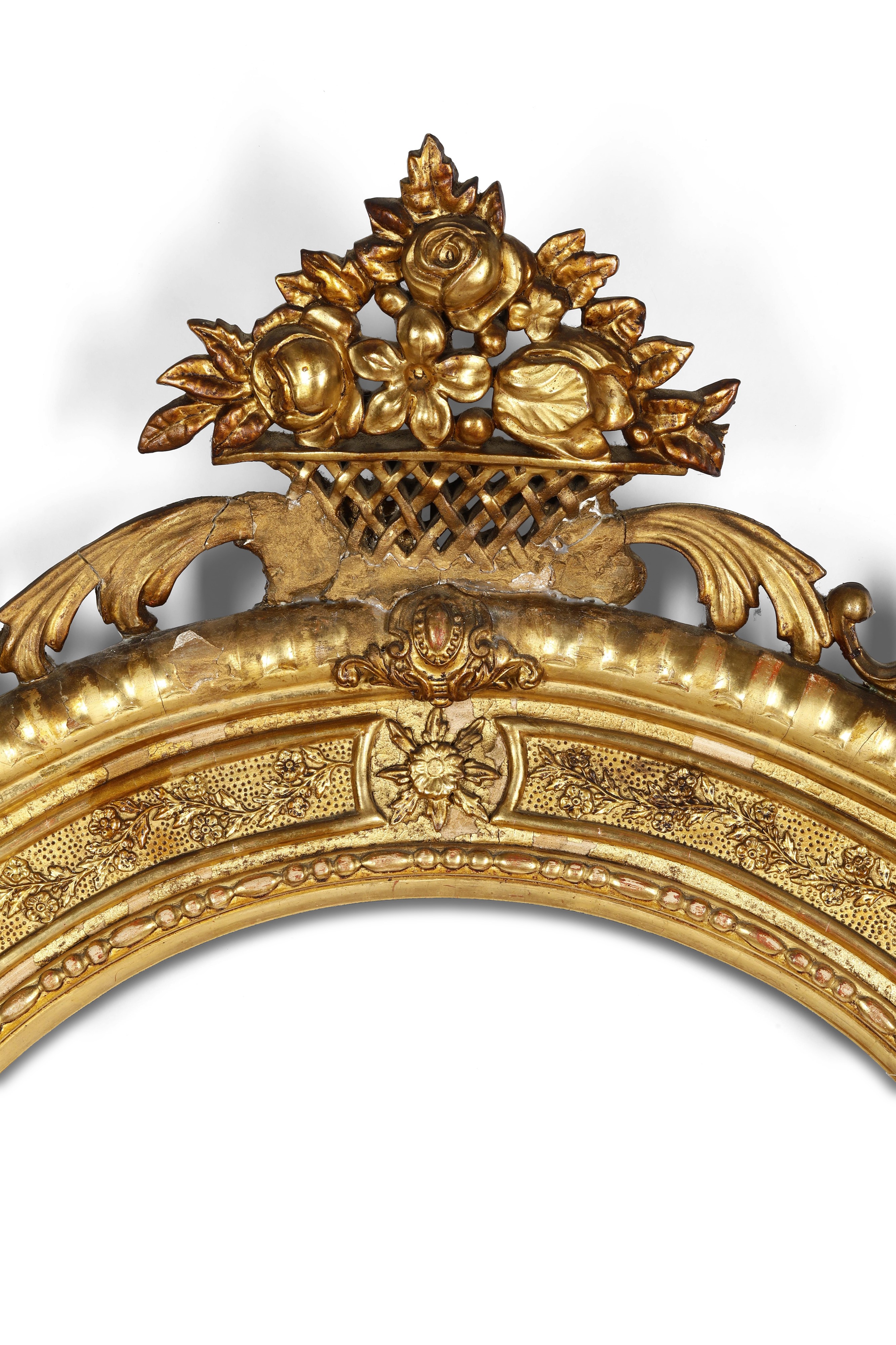 Cornice ovale dorata con cimasa decorata a fiori e foglie,  XIX secolo