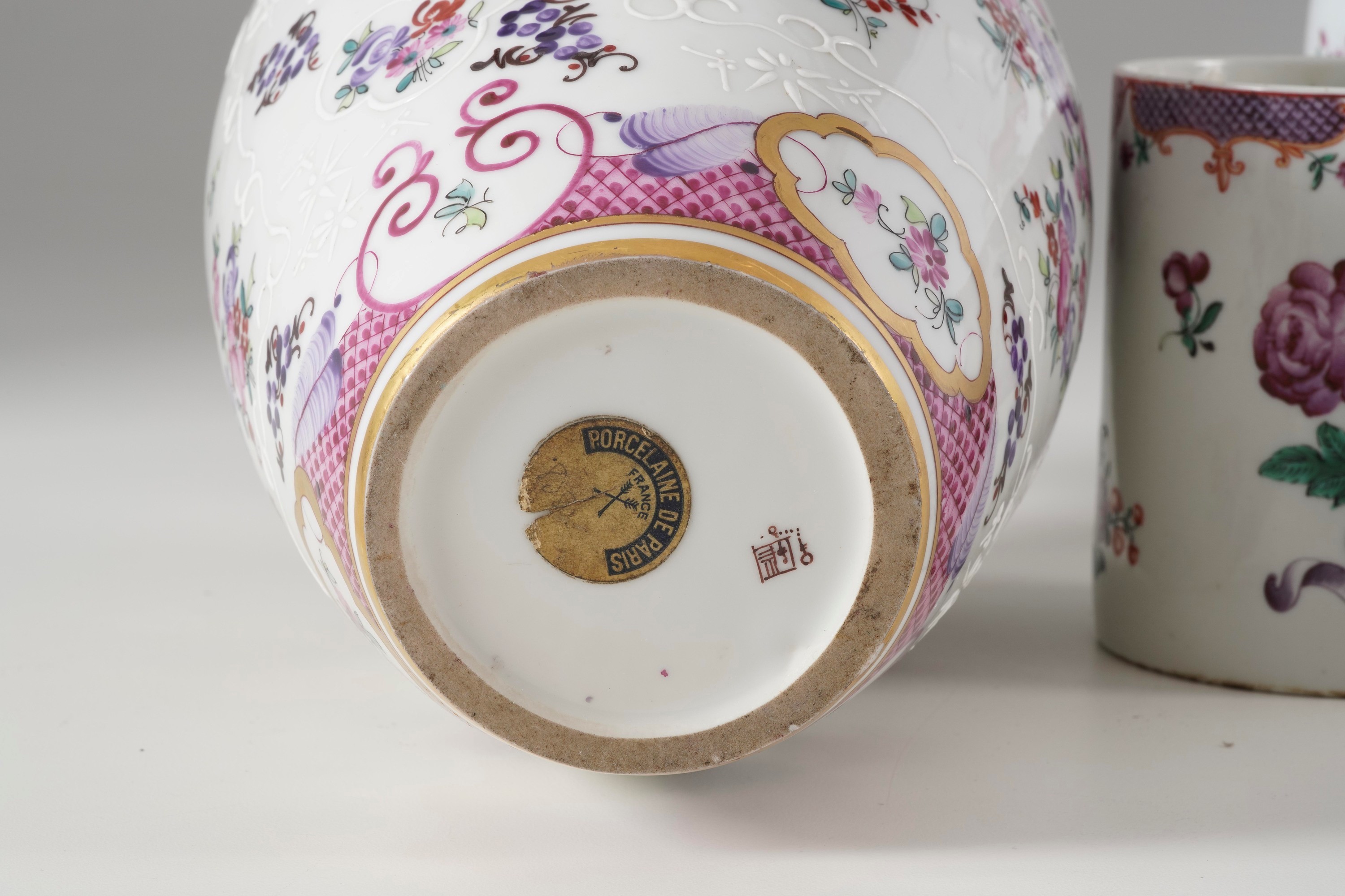 Vasi decorativi francesi in stile “export China”, XX secolo (set di tre)