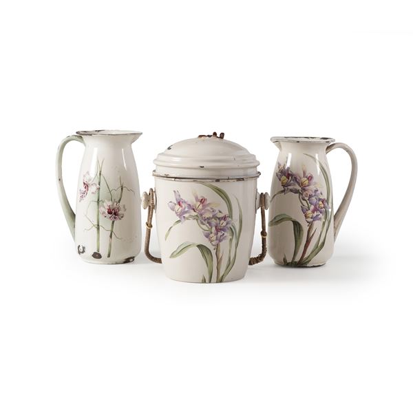 Due brocche e un contenitore con coperchio e manico in metallo smaltato