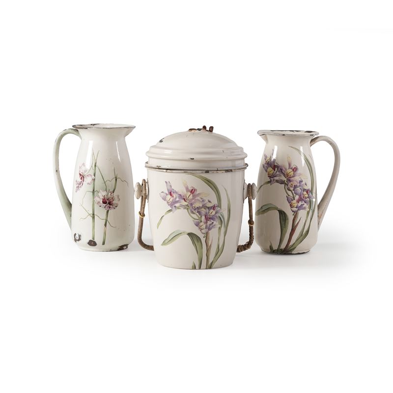 Due brocche e un contenitore con coperchio e manico in metallo smaltato  - Asta Antiquariato - Cambi Casa d'Aste