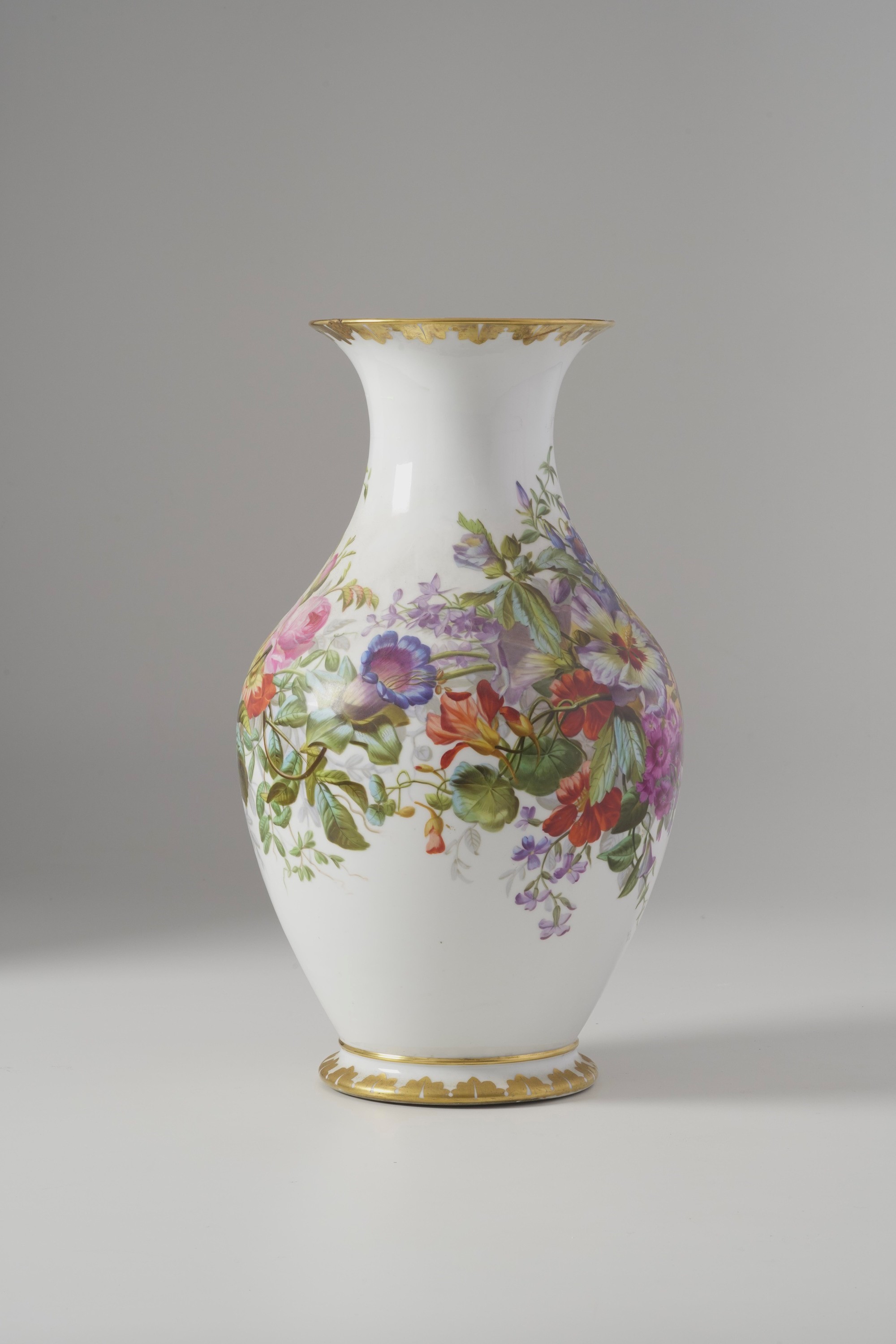 Vaso in porcellana in stile di Parigi, con decoro floreale policromo
