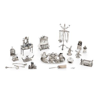 Vari manufatti europei del XX secolo, Insieme di oggetti in miniatura in argento fuso e sagomato