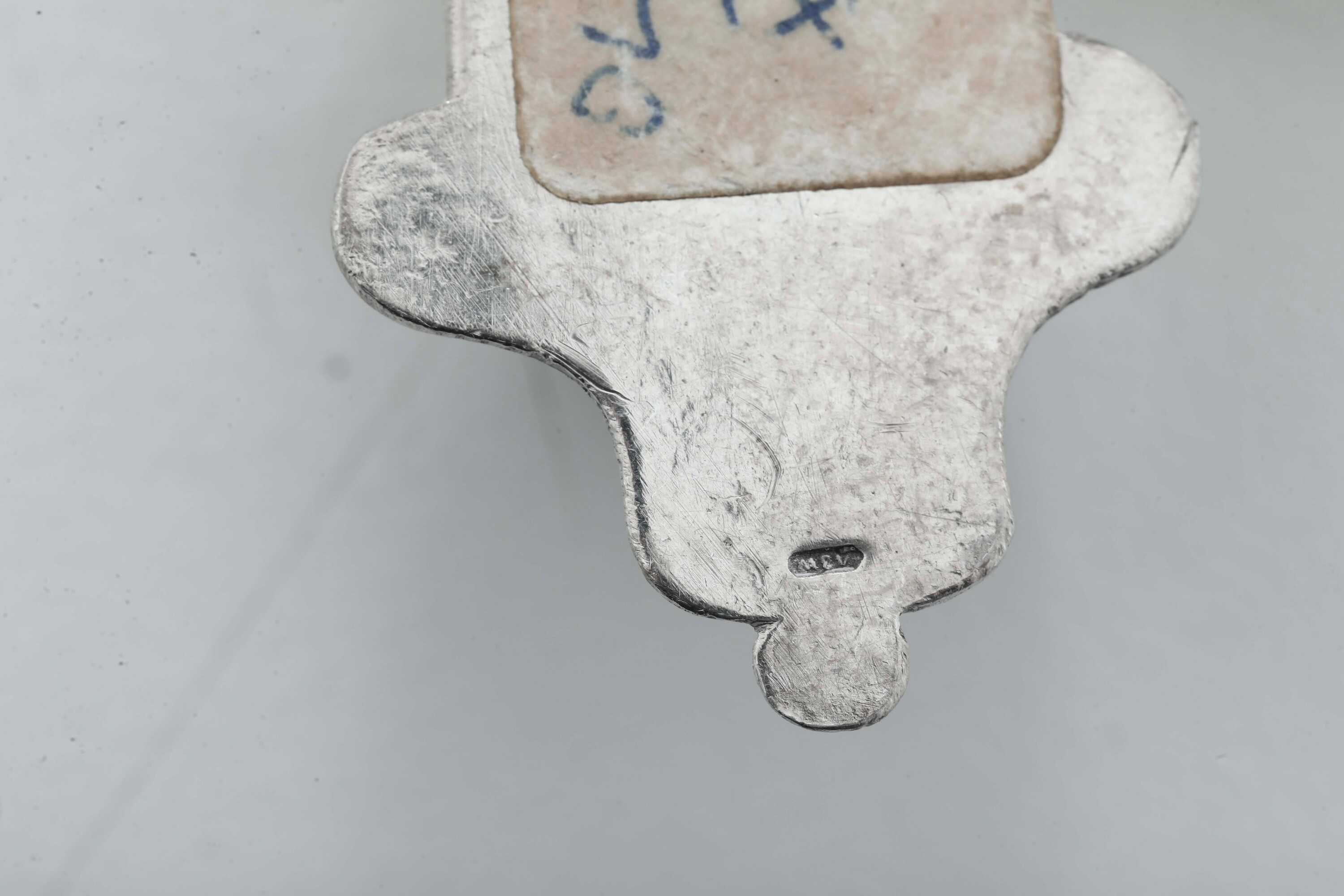 Vari manufatti europei del XX secolo, Insieme di oggetti in miniatura in argento fuso e sagomato