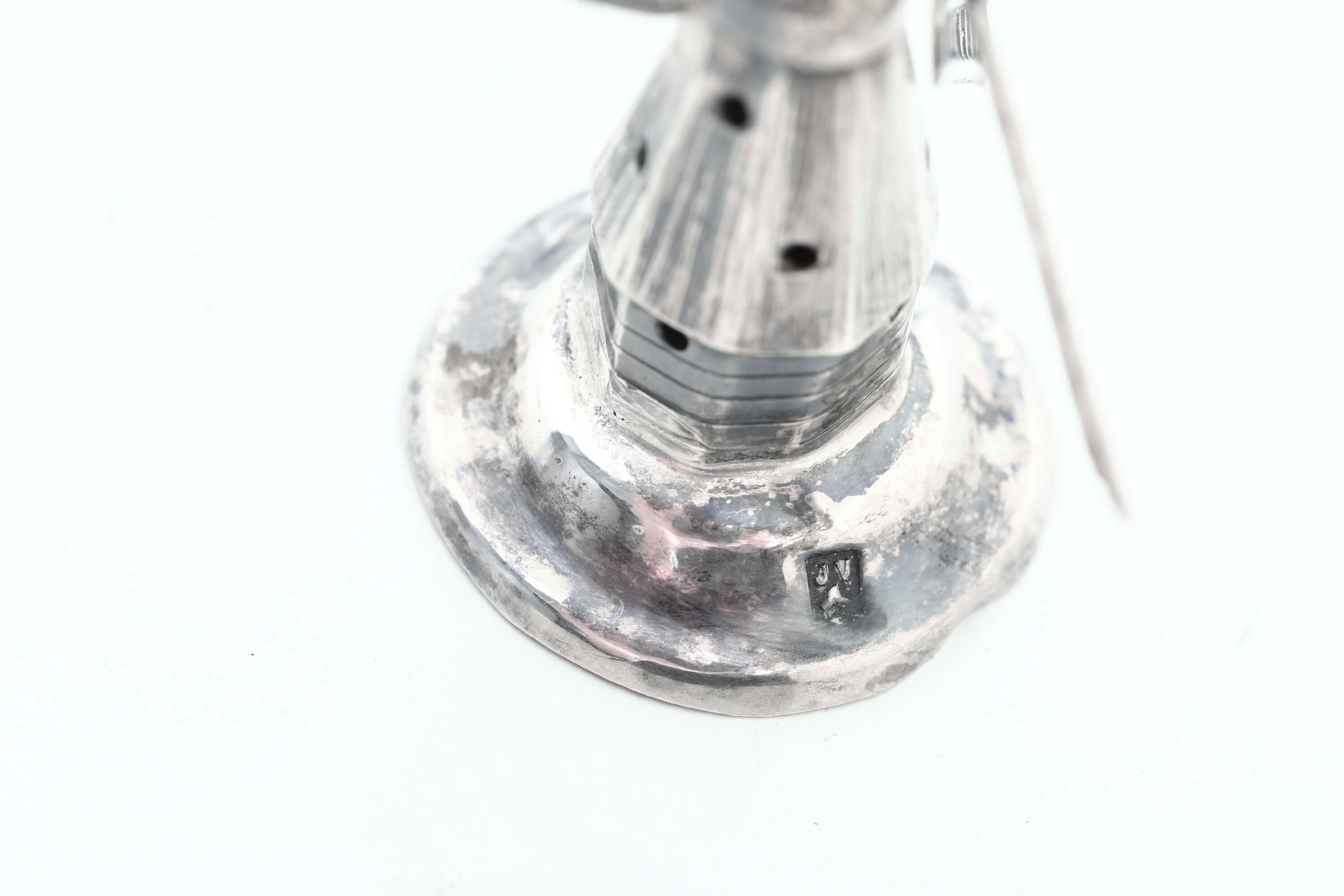 Vari manufatti europei del XX secolo, Insieme di oggetti in miniatura in argento fuso e sagomato
