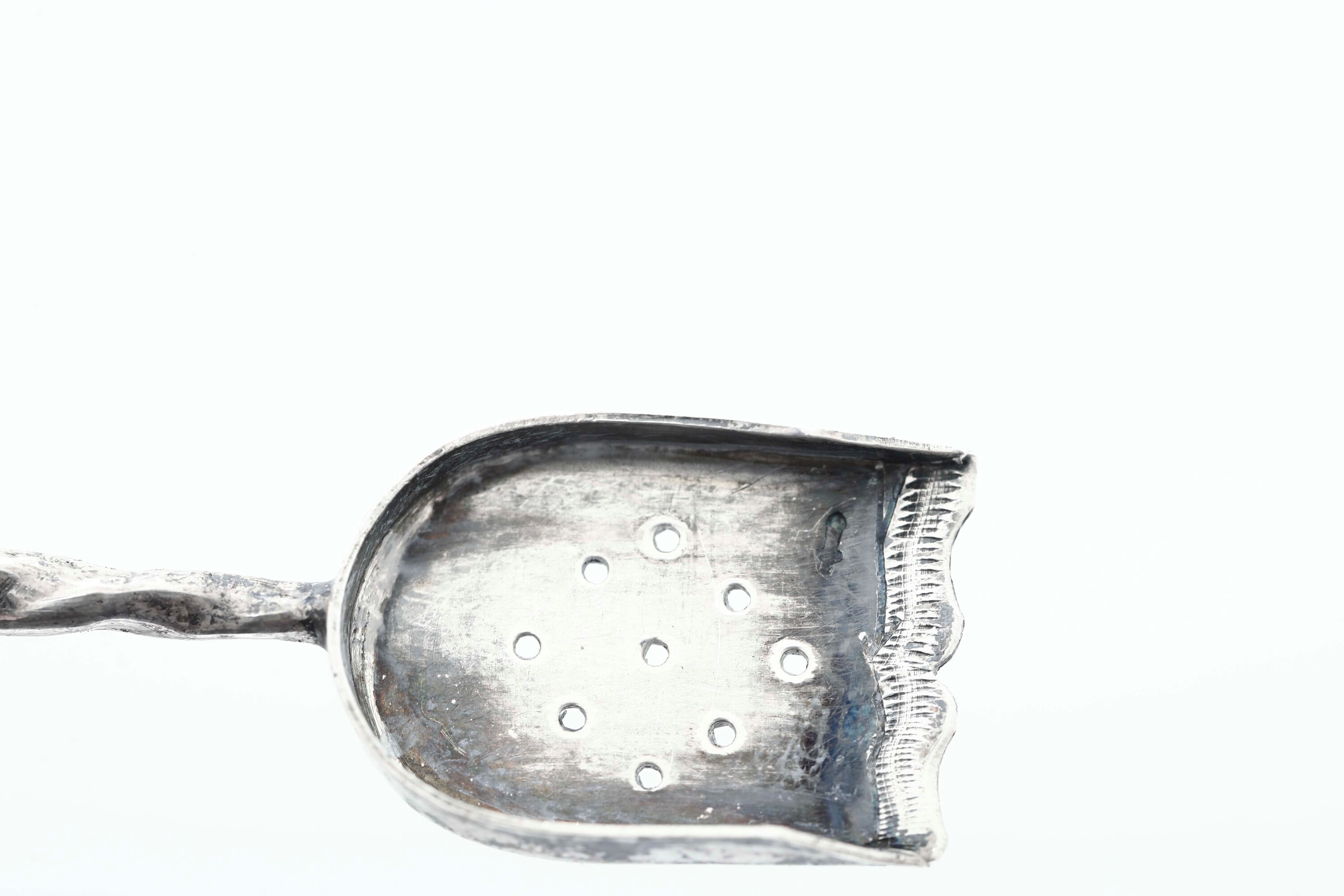 Vari manufatti europei del XX secolo, Insieme di oggetti in miniatura in argento fuso e sagomato