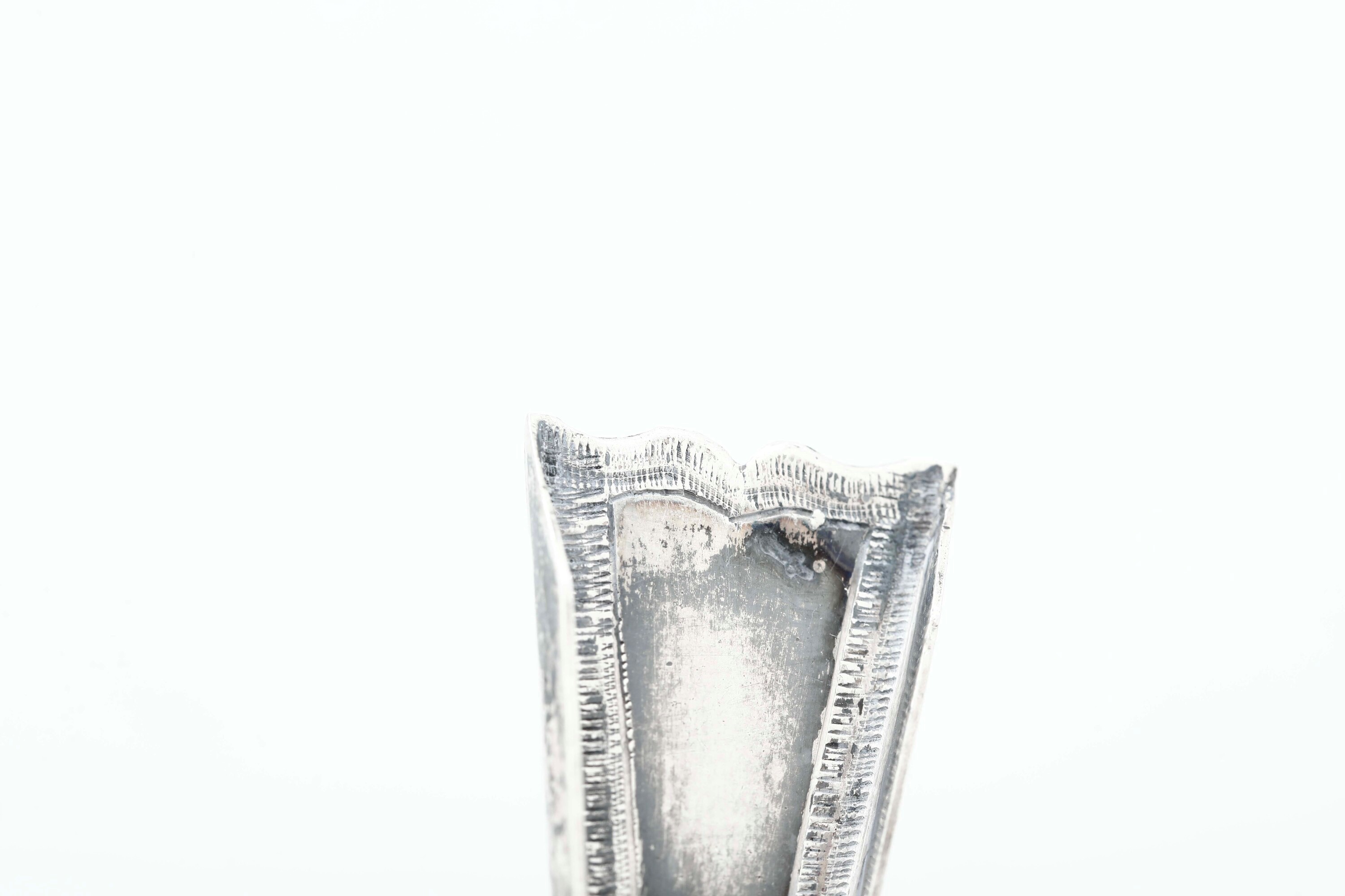 Vari manufatti europei del XX secolo, Insieme di oggetti in miniatura in argento fuso e sagomato