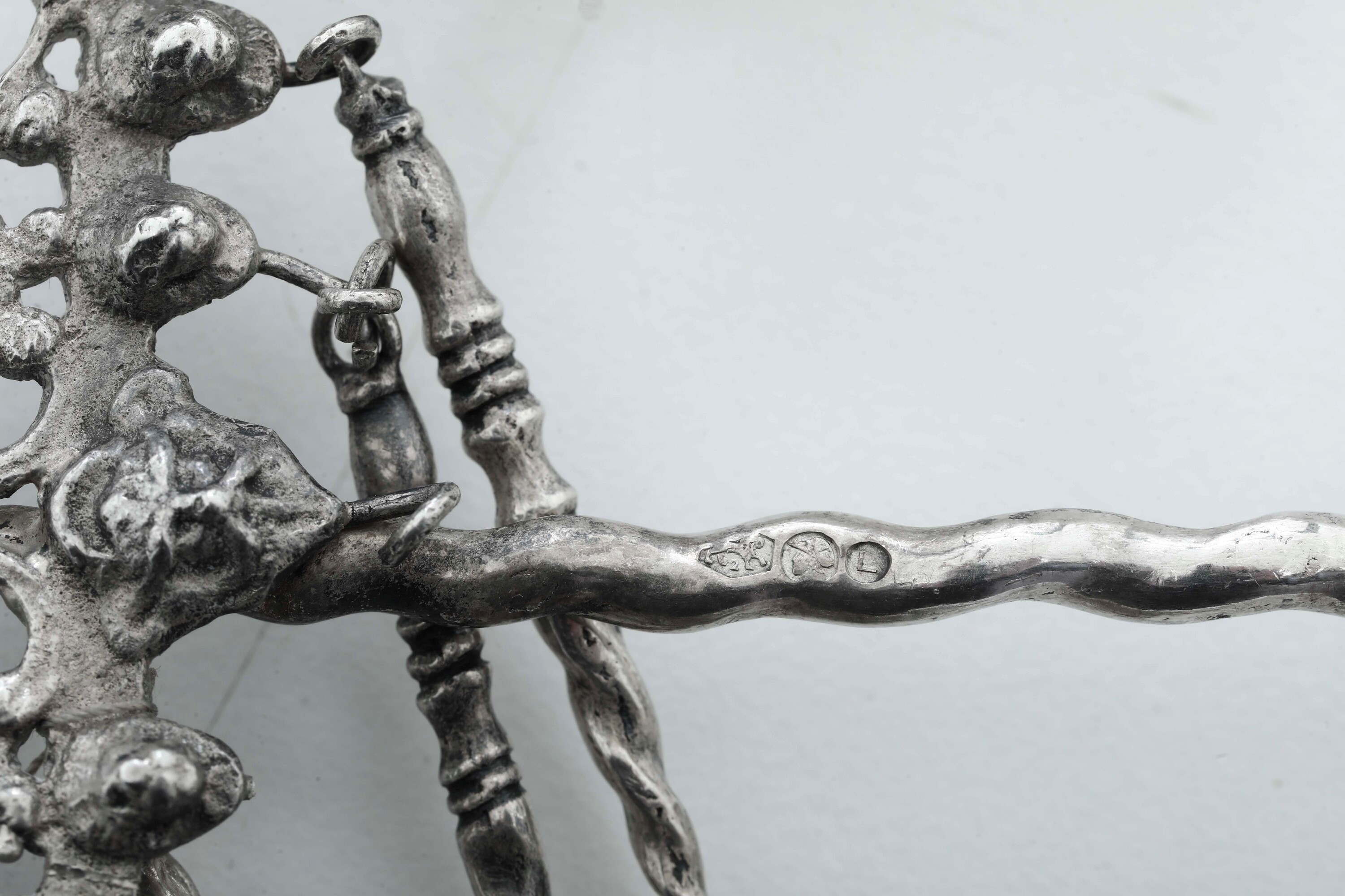 Vari manufatti europei del XX secolo, Insieme di oggetti in miniatura in argento fuso e sagomato
