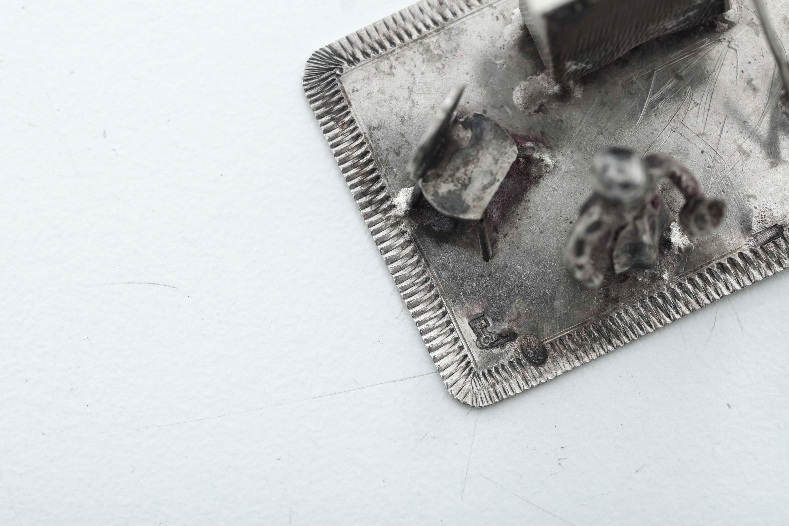 Vari manufatti europei del XX secolo, Insieme di oggetti in miniatura in argento fuso e sagomato