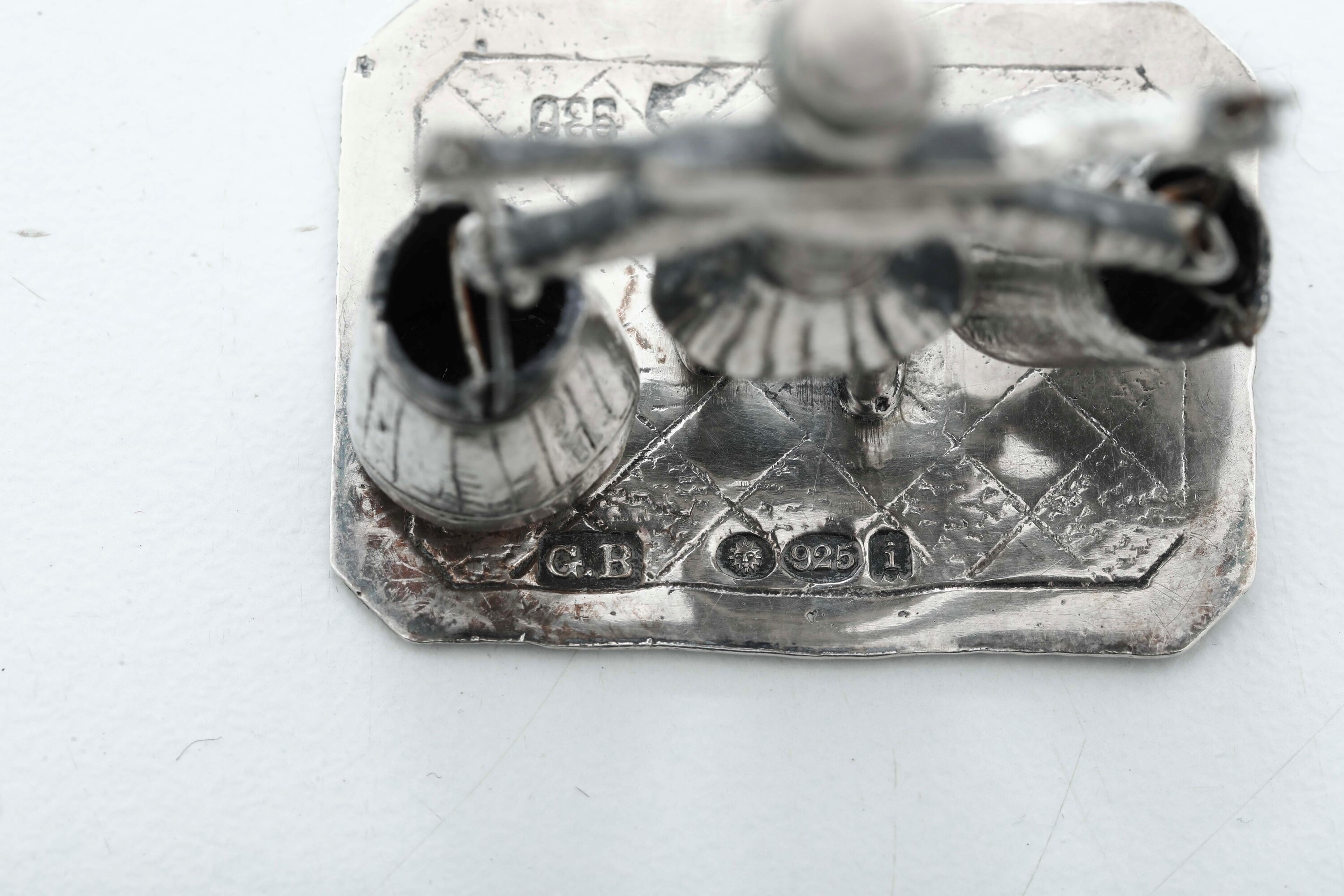 Vari manufatti europei del XX secolo, Insieme di oggetti in miniatura in argento fuso e sagomato