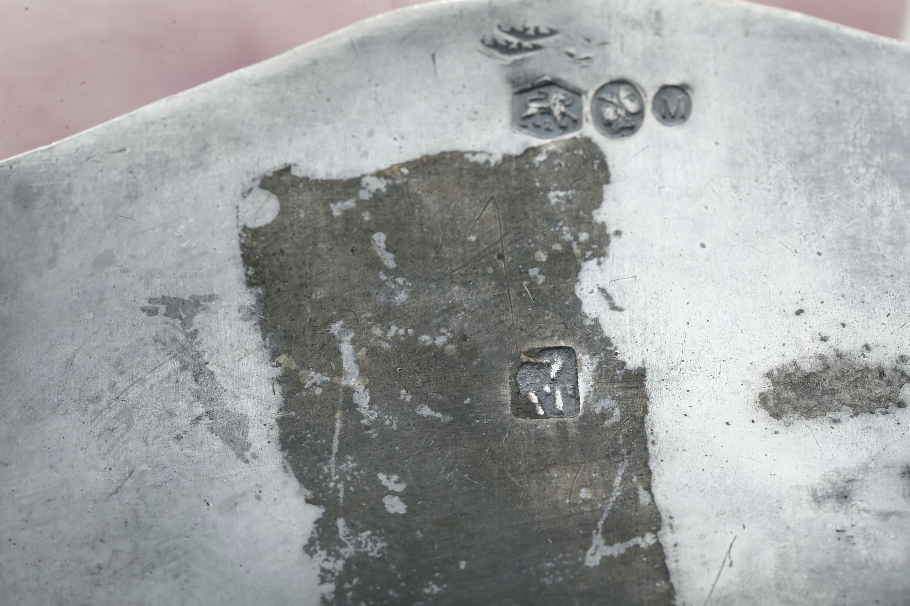 Vari manufatti europei del XX secolo, Insieme di oggetti in miniatura in argento fuso e sagomato