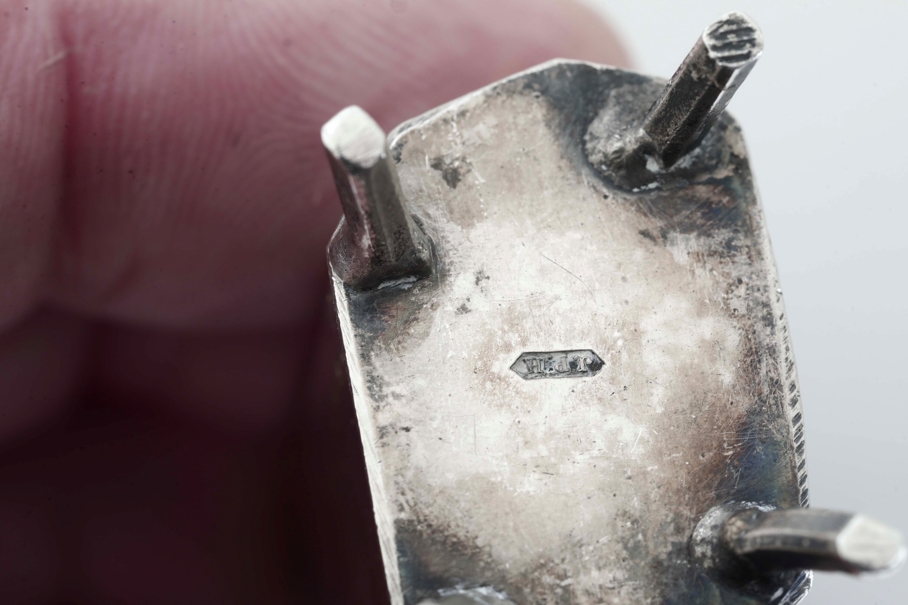 Vari manufatti europei del XX secolo, Insieme di oggetti in miniatura in argento fuso e sagomato