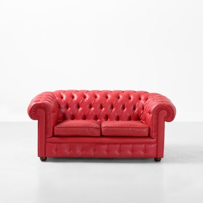 Divano Chesterfield, struttura in legno, rivestimento in skai capitonné