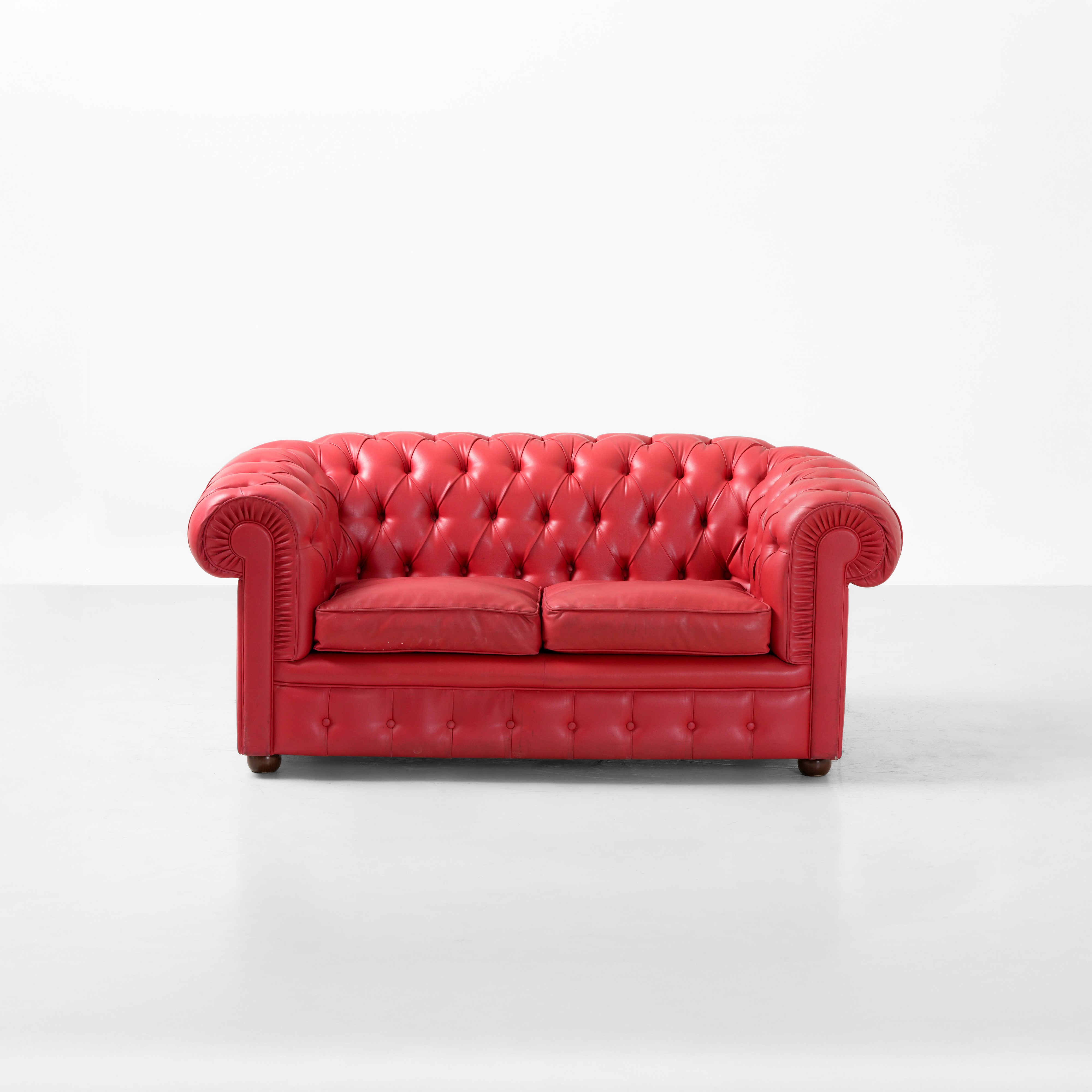 Divano Chesterfield, struttura in legno, rivestimento in skai capitonné