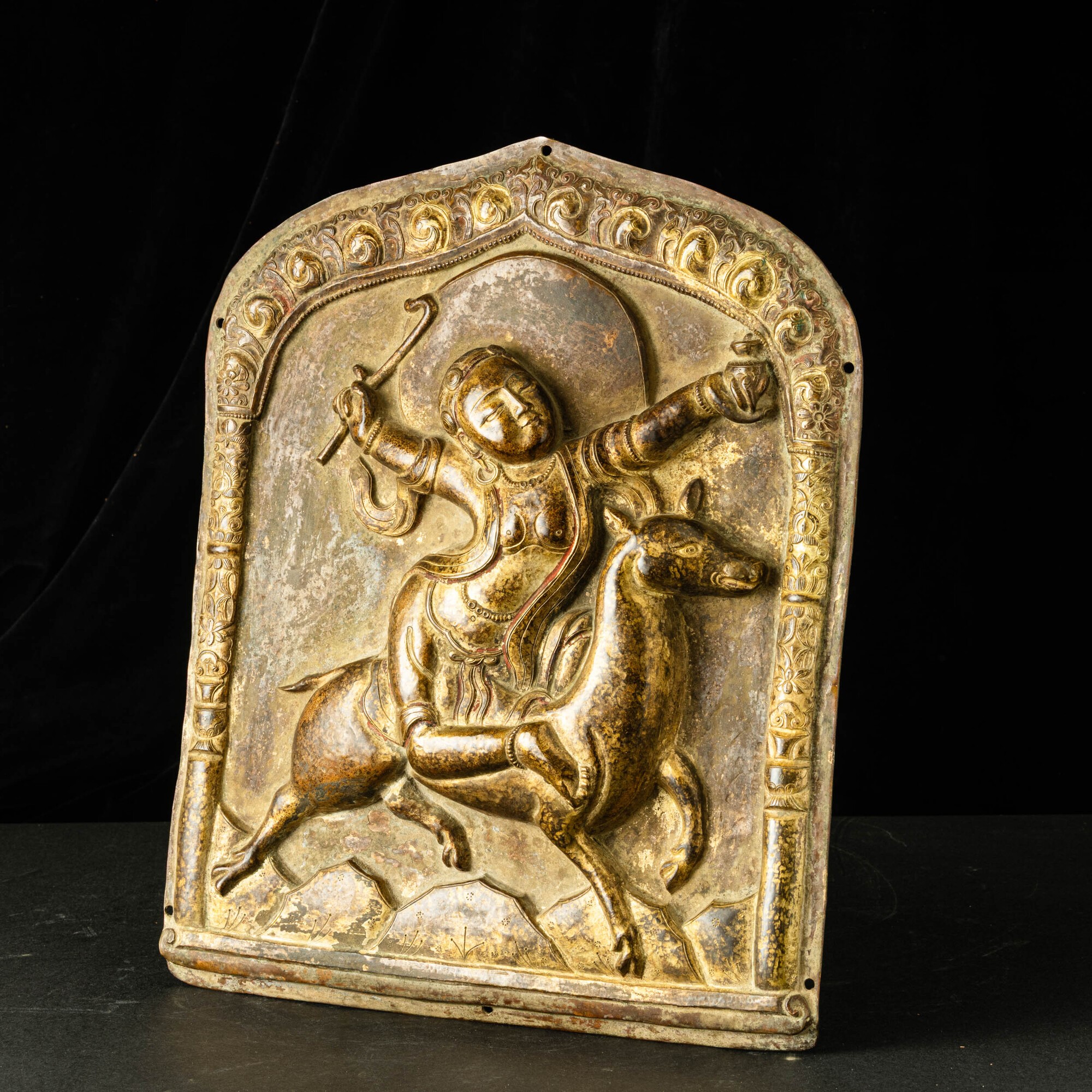 Placca di tempio, rame sbalzato e dorato con cavaliere, tracce di policromia rossa, Tibet, XVII s...