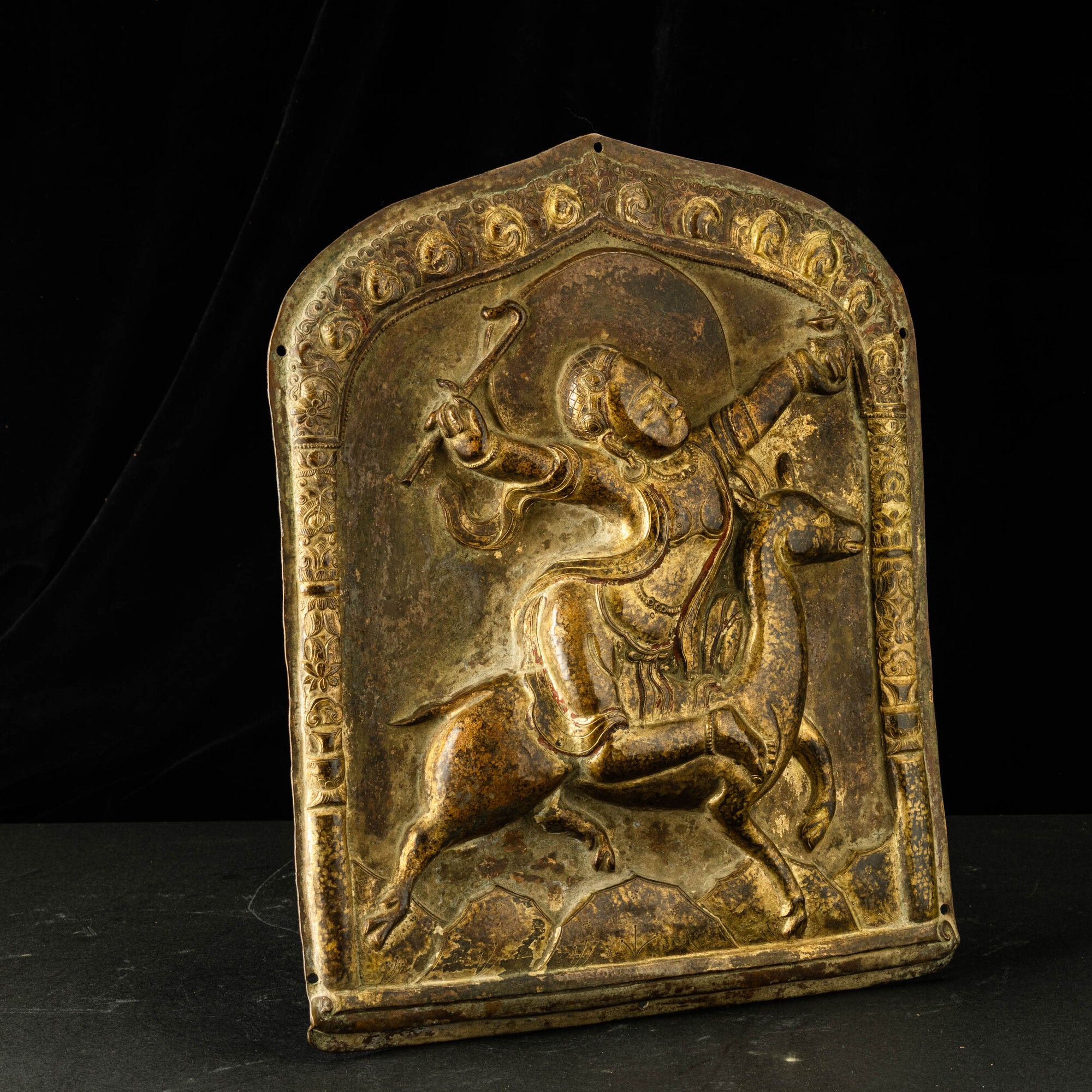 Placca di tempio, rame sbalzato e dorato con cavaliere, tracce di policromia rossa, Tibet, XVII s...