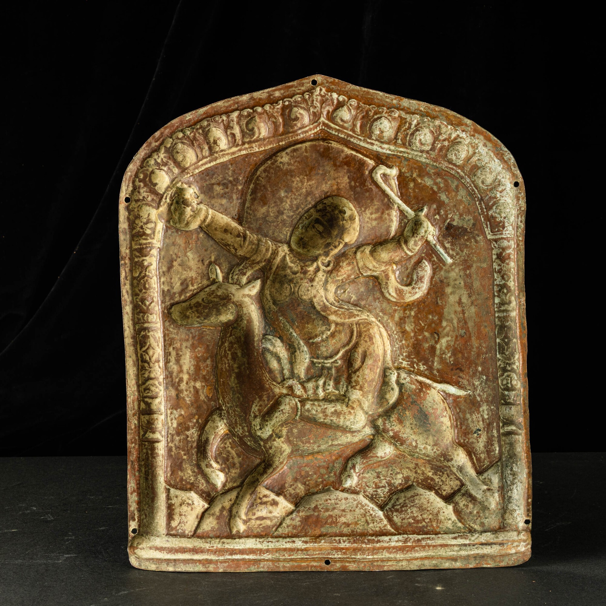 Placca di tempio, rame sbalzato e dorato con cavaliere, tracce di policromia rossa, Tibet, XVII s...