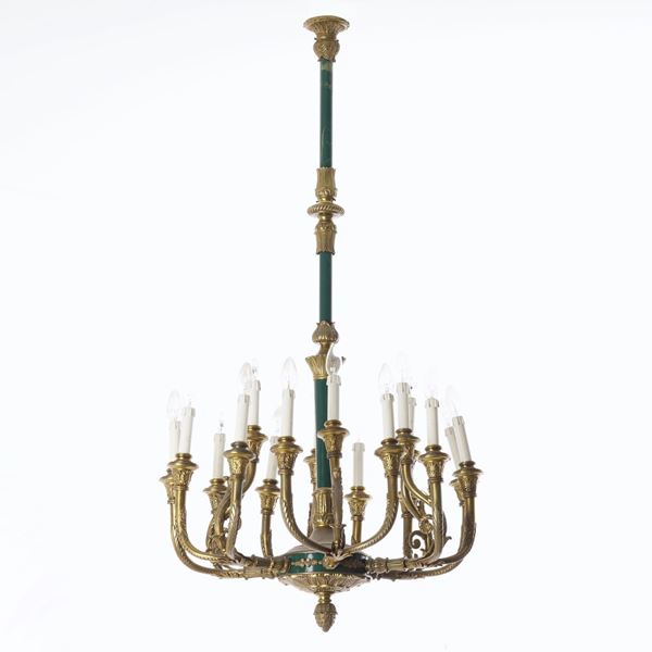 Lampadario in metallo dorato e laccato
