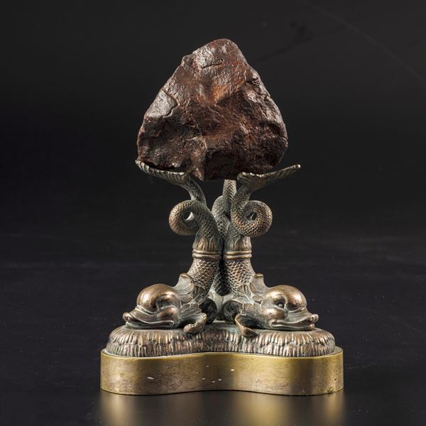 Straordinaria meteorite su base antica in metallo argentato, a foggia di delfini.