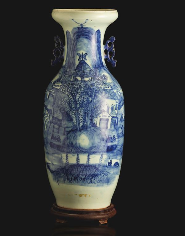 Vaso in porcellana biansato raffigurante scena paesaggistica a fondo Celadon, Cina, Dinastia Qing, XIX secolo