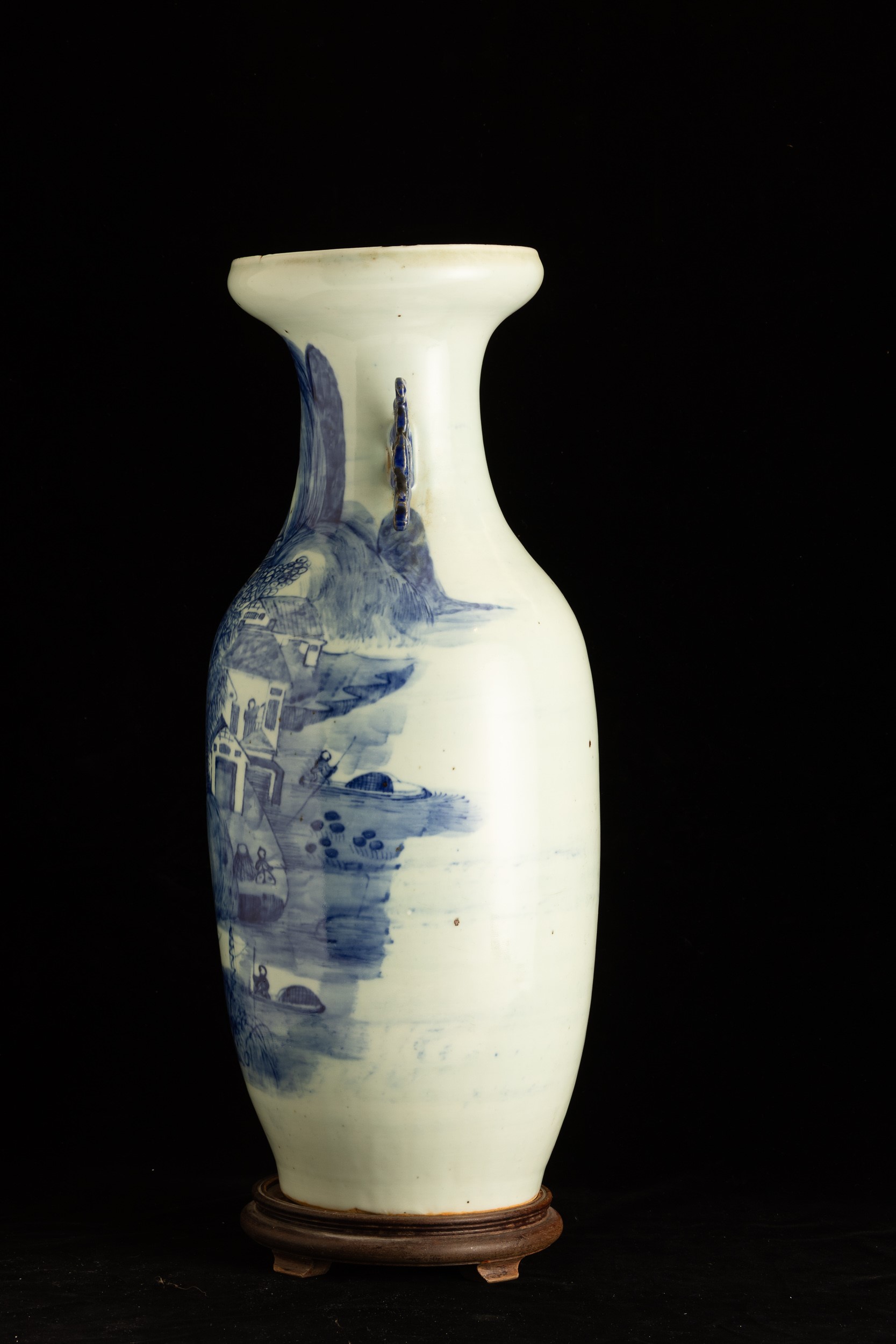 Cina, Dinastia Qing (XIX secolo), Vaso in porcellana biancastro con scena paesaggistica a fondo c...