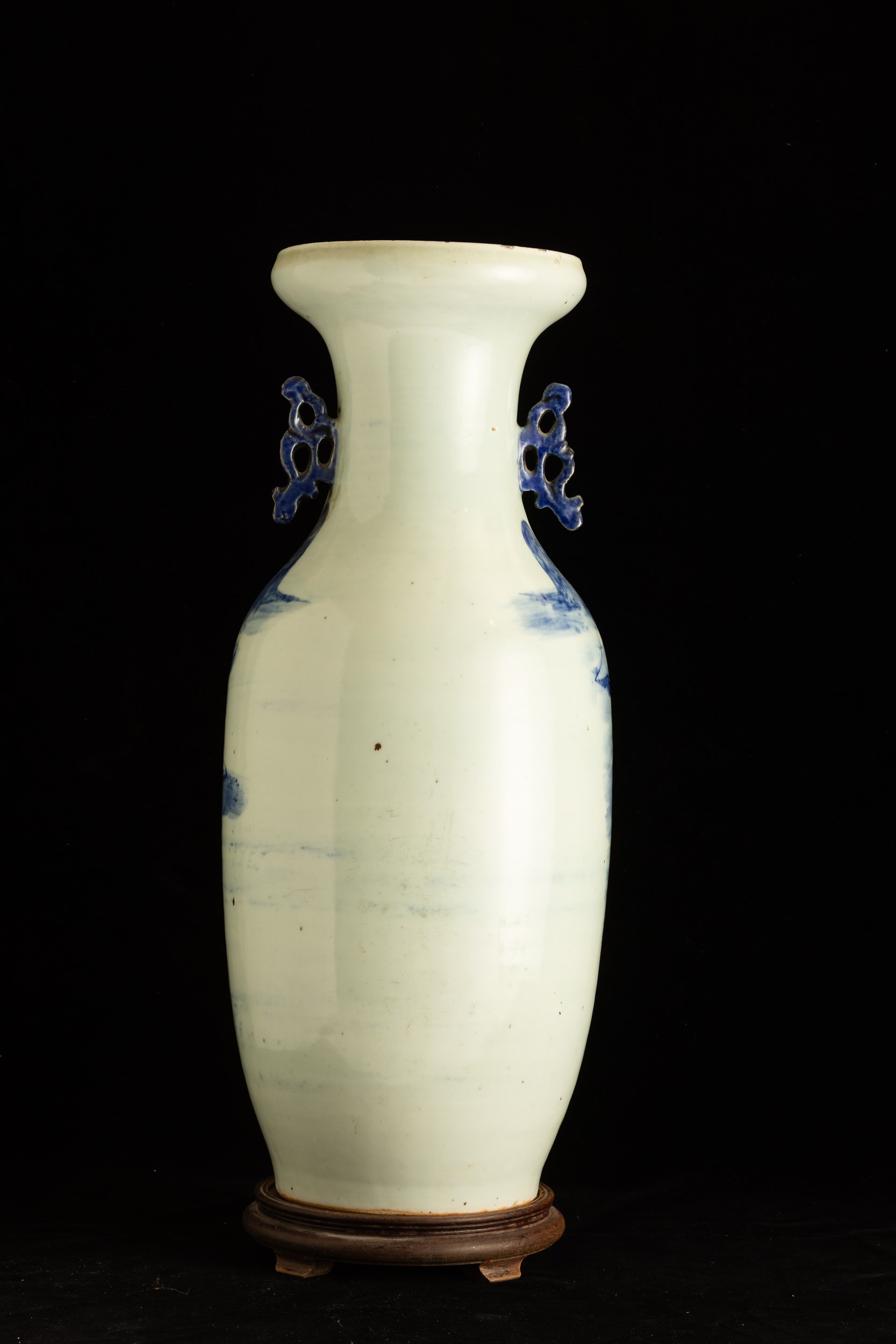 Cina, Dinastia Qing (XIX secolo), Vaso in porcellana biancastro con scena paesaggistica a fondo c...
