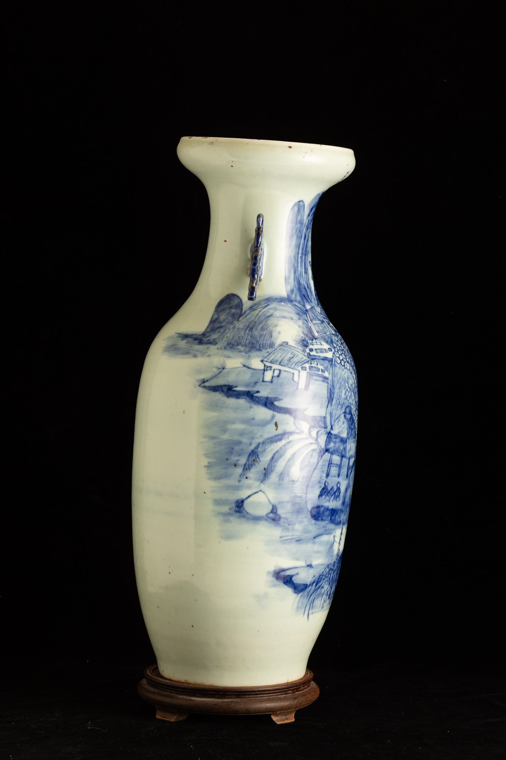 Cina, Dinastia Qing (XIX secolo), Vaso in porcellana biancastro con scena paesaggistica a fondo c...