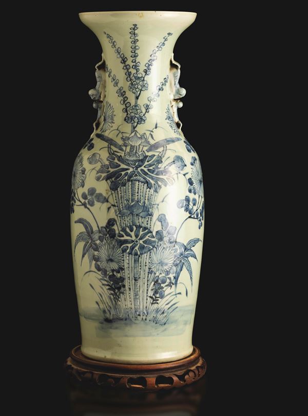 Vaso in porcellana a fondo Celadon con decori floreali e figure di leoncini a rilievo, Cina, Dinastia Qing, XIX secolo