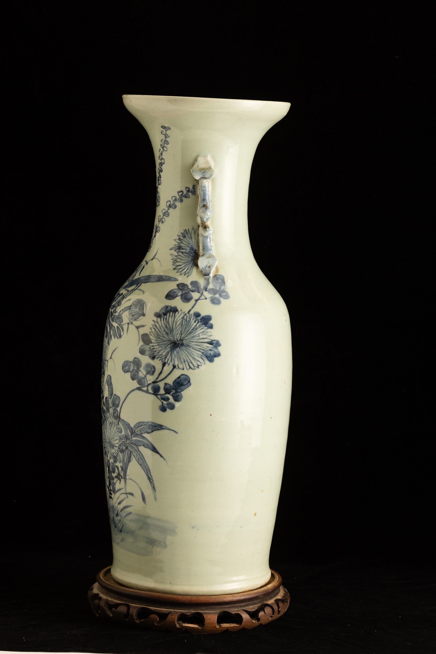 Cina, Vaso in porcellana a fondo celadon con decori floreali e leoncini in rilievo, Dinastia Qing...