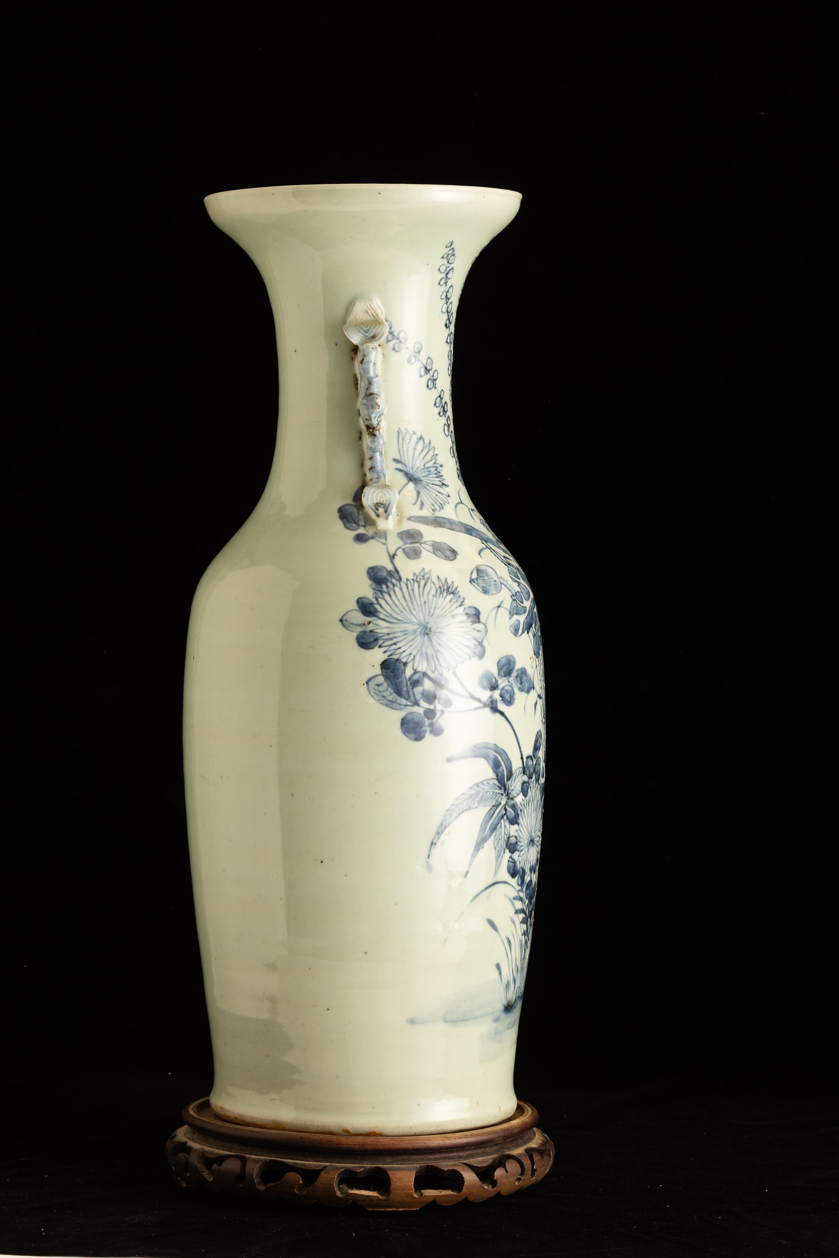 Cina, Vaso in porcellana a fondo celadon con decori floreali e leoncini in rilievo, Dinastia Qing...