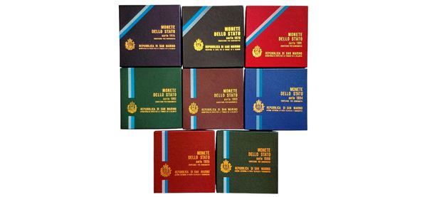 San Marino 1978-1986: 8 divisionali FdC contenenti 3 monete FdC in argento da 500 Lire.