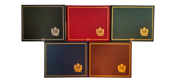San Marino 1975-1979: 5 confezioni contenenti altrettante monete celebrative FdC argento (2 X 500 + 3 X 1000 Lire).