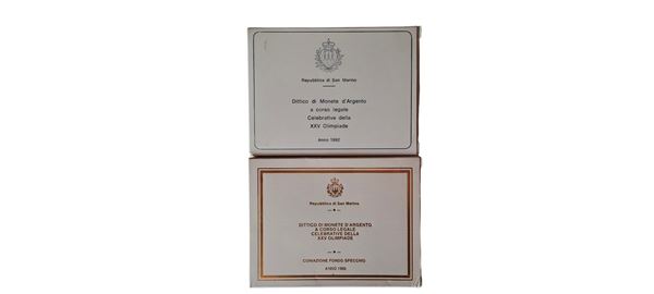 San Marino 1992: 2 dittici celebrativi delle XXV Olimpiade, contenente quattro monete, di cui 2 FdC e 2 Fondo Specchio in argento (3 X 500 + 4 X 1.000 Lire).