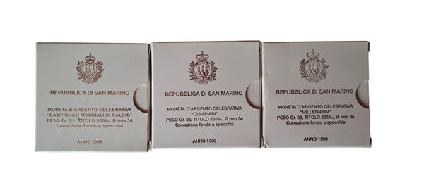 San Marino 1998-1999: tre cofanetti contenenti altrettante monete Fondo Specchio (proof) in argento.