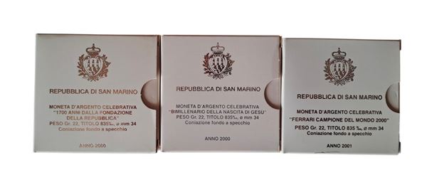 San Marino 2000-2001: tre cofanetti contenenti altrettante monete Fondo Specchio (proof) in argento.