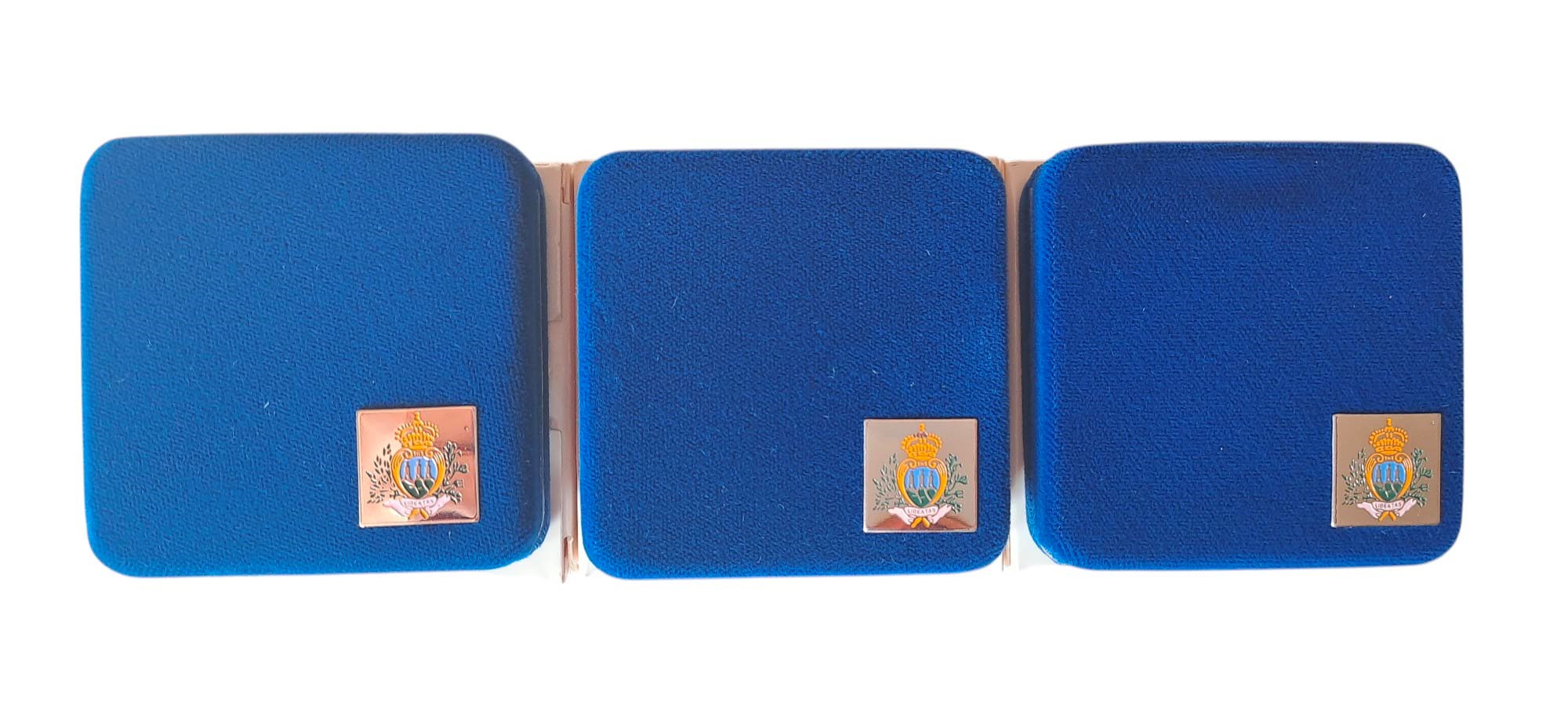 San Marino 2000-2001: tre cofanetti contenenti altrettante monete Fondo Specchio (proof) in argen...