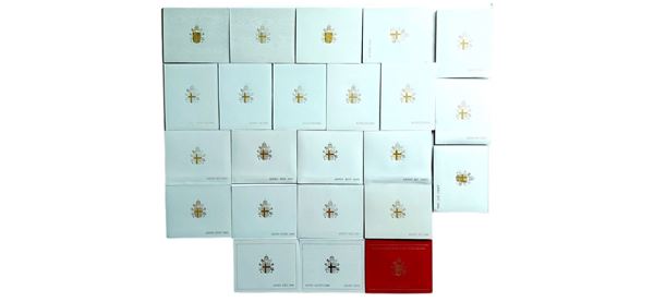 Vaticano 1979-2001: lotto di 23 divisionali Lire FdC ufficiali con altrettante monete da 500 e 1000 Lire d’argento.