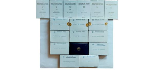Italia 1985-2001: lotto di 17 divisionali Fondo Specchio ufficiali con 34 monete d’argento.
