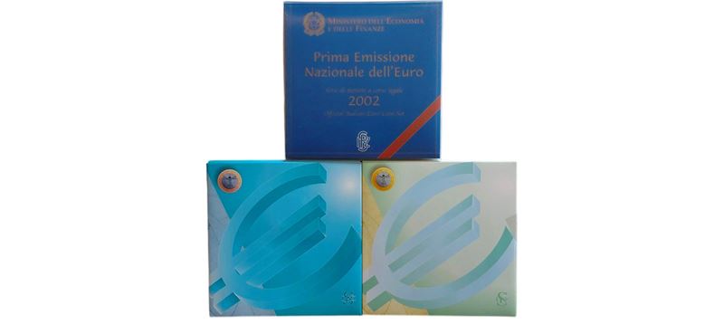 Italia 2002-2004: lotto di 3 divisionali Fior di Conio ufficiali con 2 monete da 5 Euro d’argento...