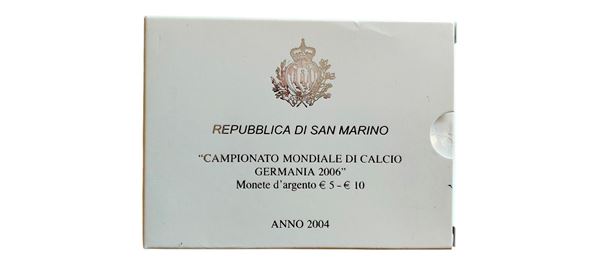 San Marino 2004: dittico celebrativo contenente 2 monete da 5 + 10 Euro Fondo Specchio in argento.